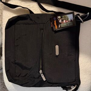 Baggallini Sleek Black Messenger Bag